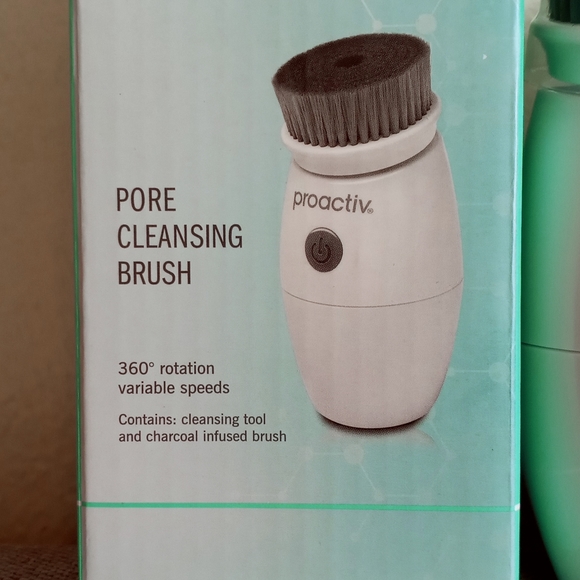 Facial serum bundle, cleanser, brushes - Picture 7 of 8